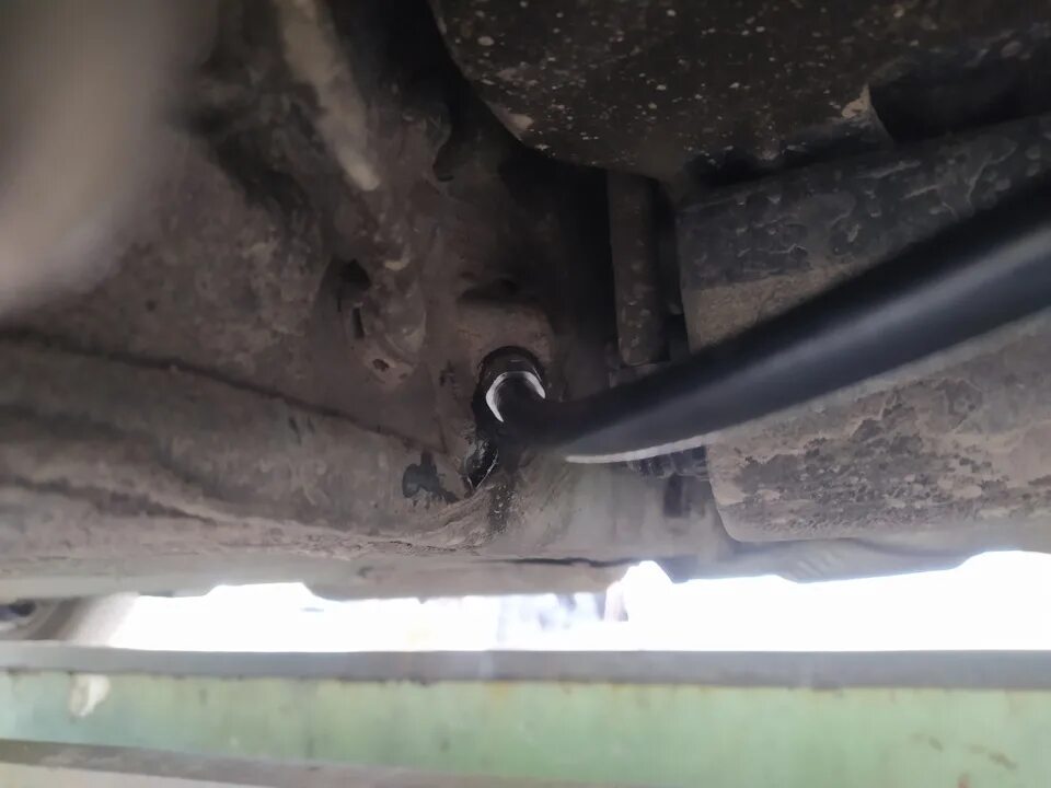 Тросик ручника рено логан. Замена тросов ручника меган 2. Замена тросика ручника на рено меган 2. Трос ручника рено меган 2. Замена троса ручника e32.