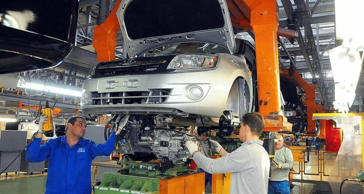 При заводе автомобиля