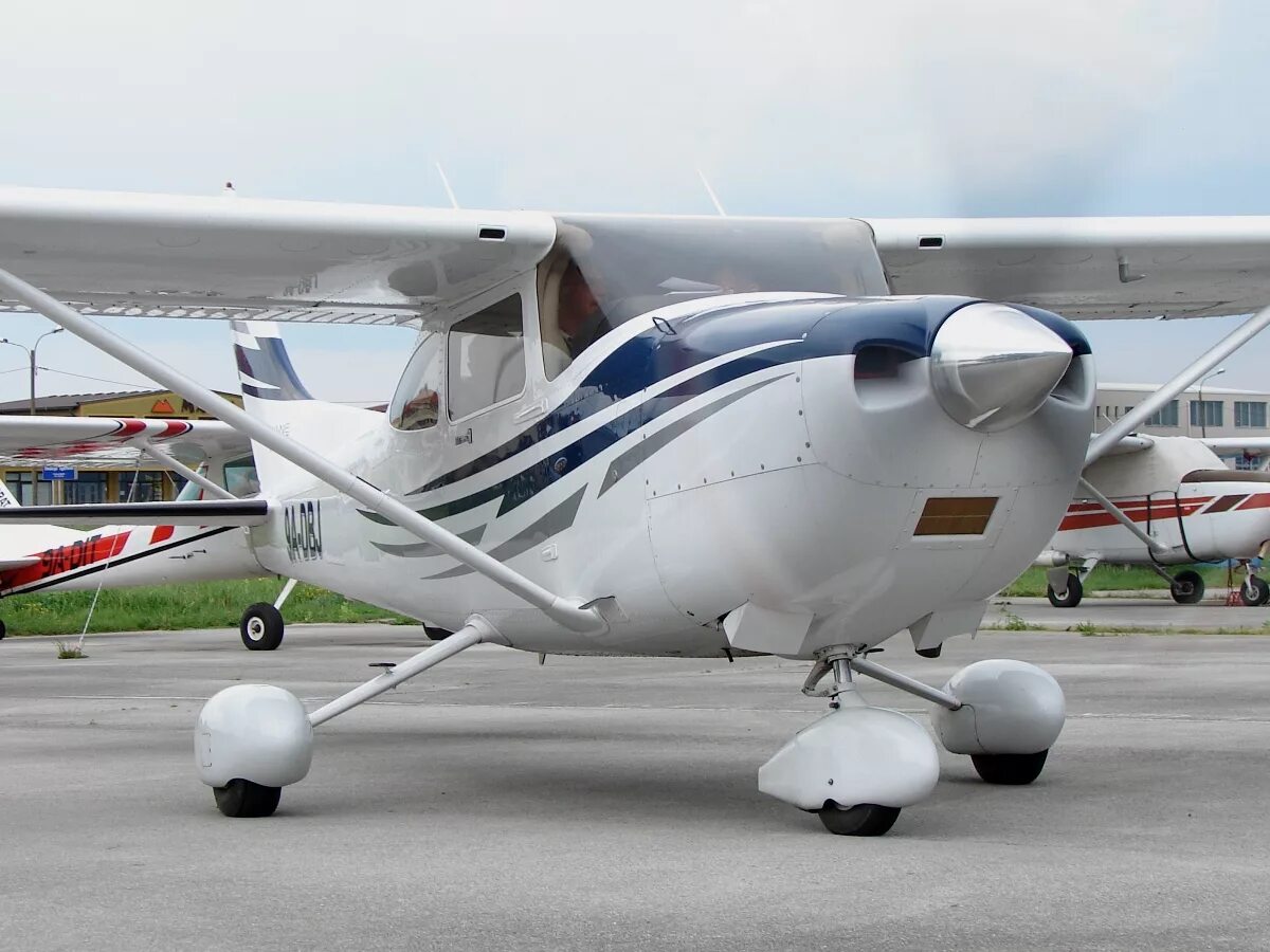 Самолеты малой авиации россии. Самолёт-амфибия корвет. Бу авиация. Канадский самолет турбовинтовой легкий dhc 6. Cessna 182 (4-х местный).