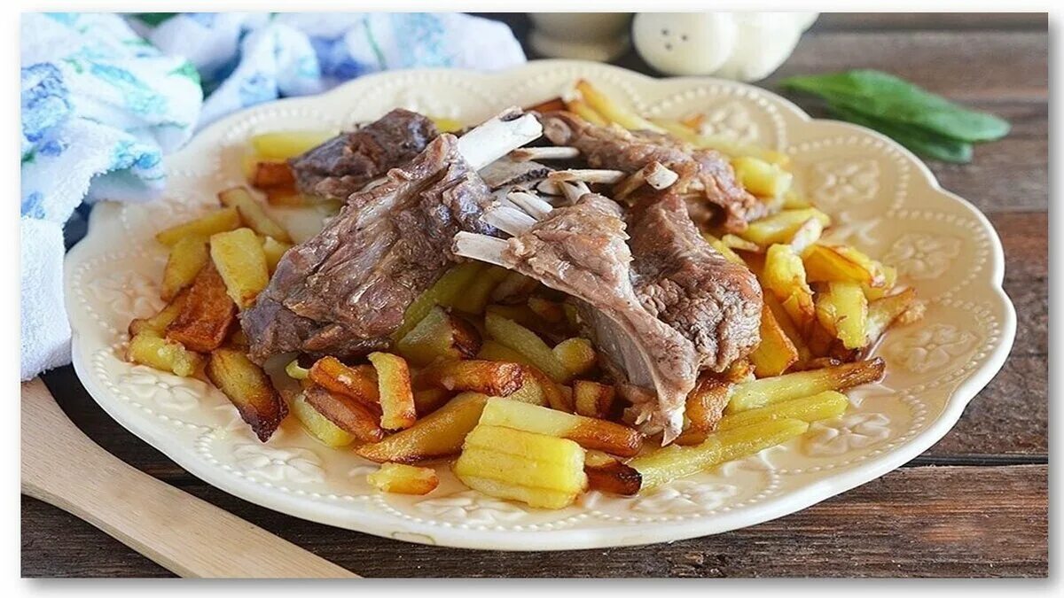 Бараньи ребрышки тушеные с картошкой. Бараньи ребрышки тушеные с овощами. томленые бараньи ребрышки. тушёная ребрышки баранины.