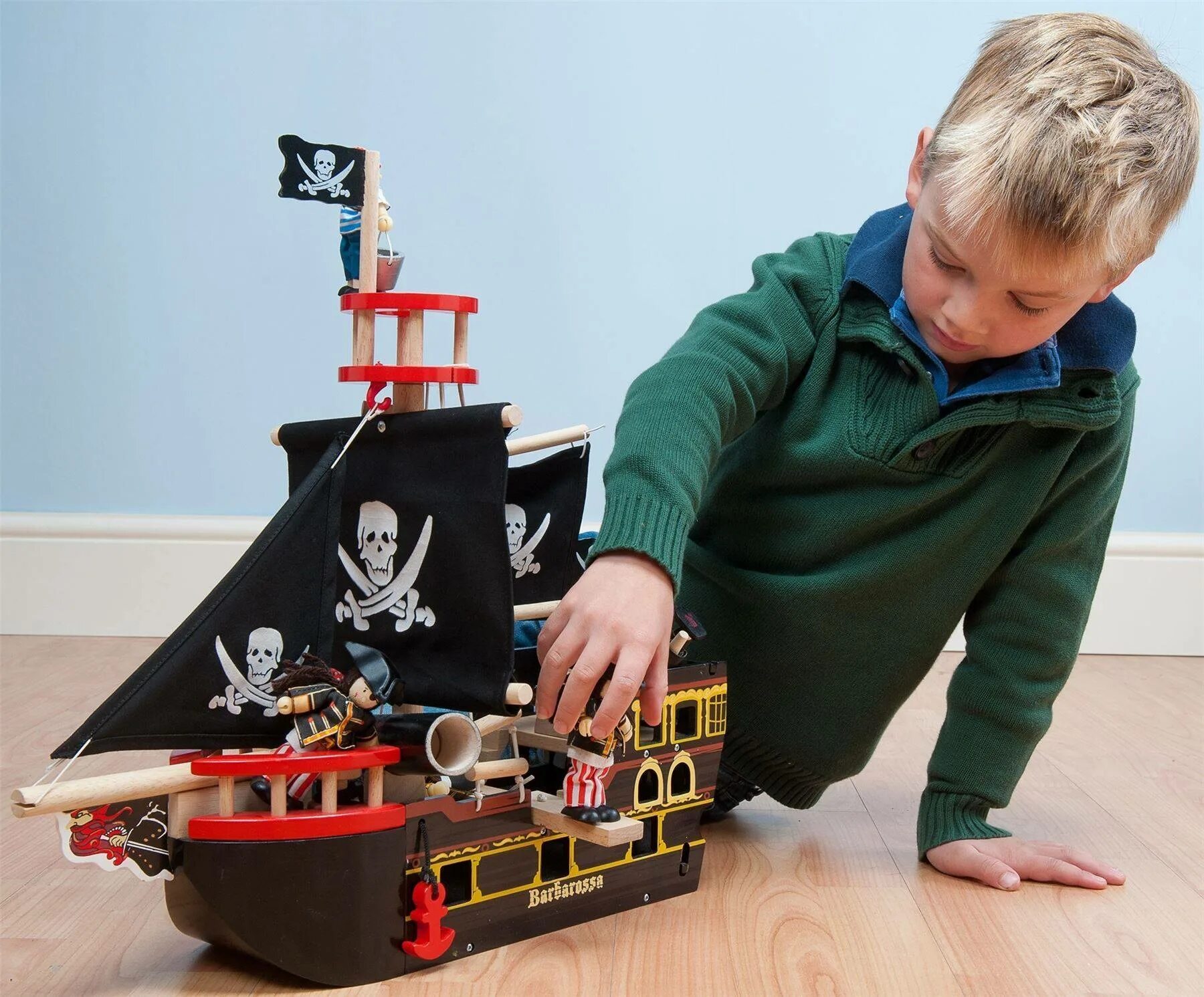 Идеи подарка мальчику 7. Пиратский корабль Барбаросса, le Toy van. Игровой набор пиратский корабль Барбаросса le Toy van tv246. Подарок мальчику. Необычные игрушки для мальчиков.