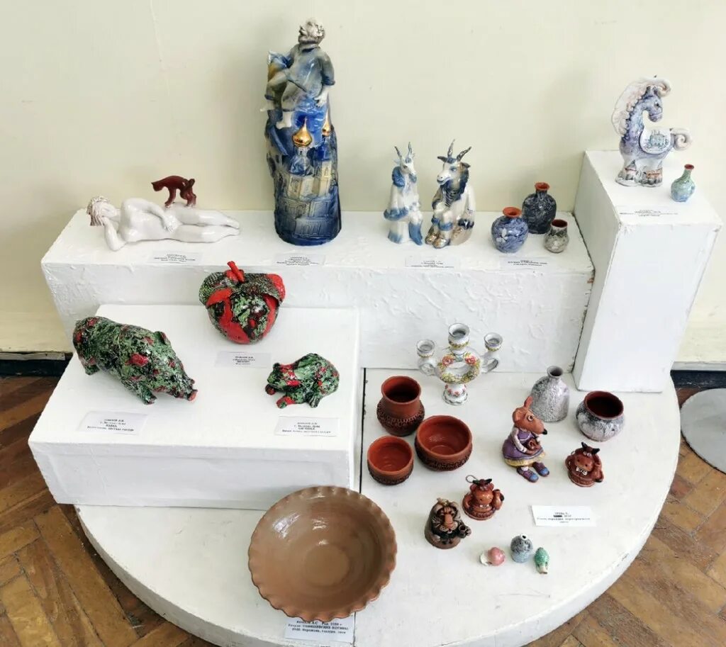 керамика в художественной школе. художественная керамика дхш. выставка художественной керамики. выставка художественной керамики. современная выставочная керамика.