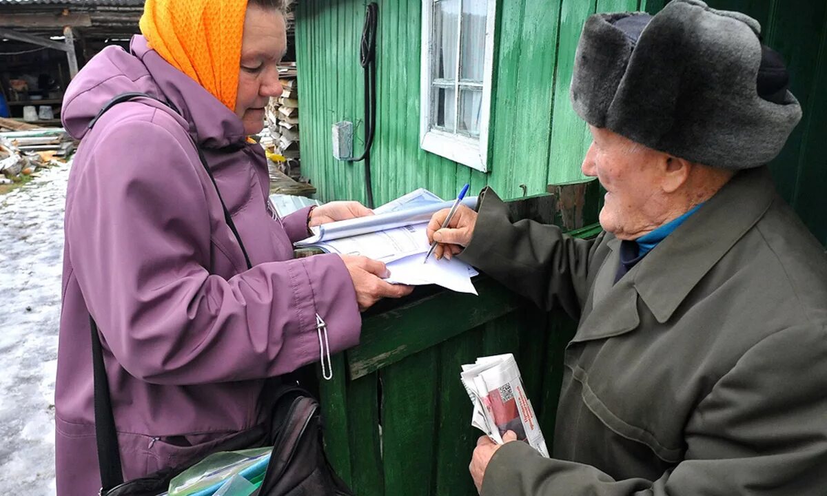 Пенсионеру приходят налоги. Сельские пенсионеры. Пенсионеры в деревне. Пенсионеры на селе. Почтальон с пенсией.