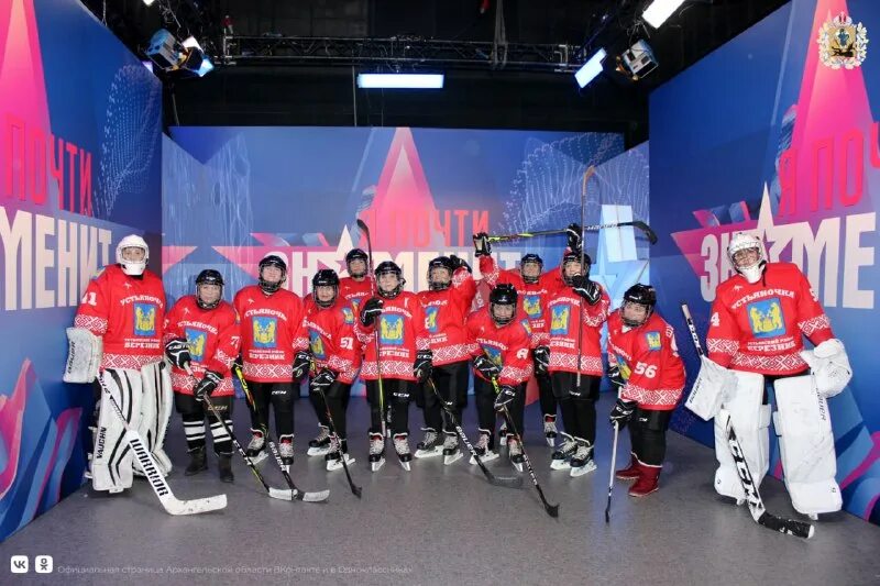 Женская хоккейная команда устинка. Хк донбасс болельщики. Хоккейная команда пенсионерок устьяночка женская. Хоккейная команда старушек из архангельской обл. Хоккейная команда улк архангельская область.