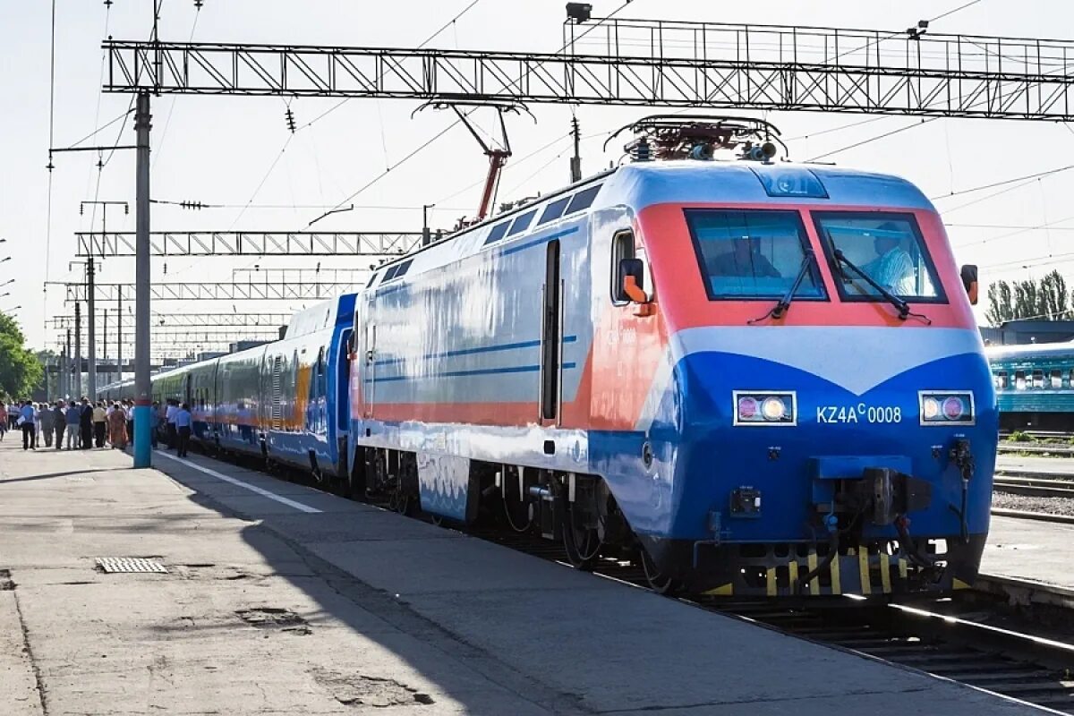 Жд тараз. Поезд Тулпар Тальго. Казахстан Темир жолы Тальго. Поезд Talgo Казахстан. Пассажирский вагон Тулпар Тальго.