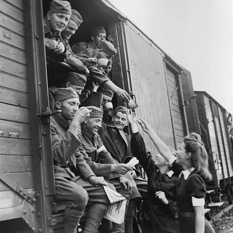 Фотографии отправляются. Солдаты в теплушке 1941. Война 1941 военные эшелоны. Эшелон теплушки люди 1941 война. Теплушка Великой Отечественной войны.