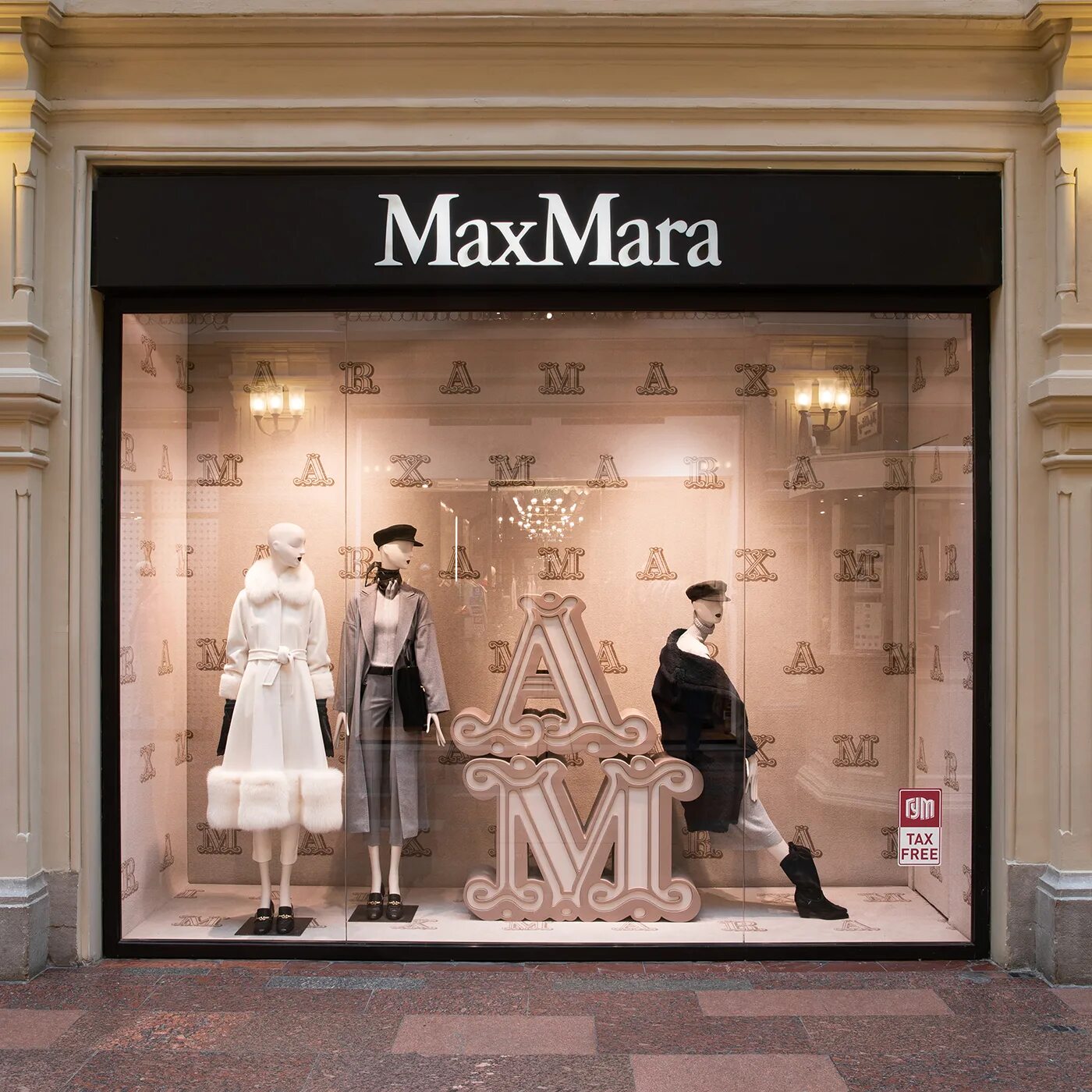 Outlet max. Бутик Max Mara. Витрины Max Mara. Max Mara Outlet.