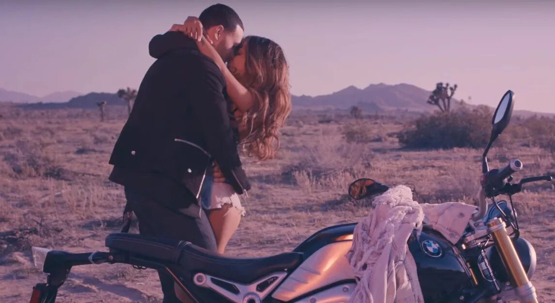 You think he s into you. Ариана гранде в клипе into you. You think he s into you. Ариана гранде в клипе into you. Ariana grande into you обложка.