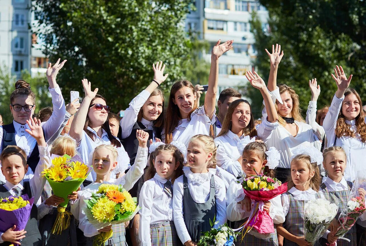 Начальная школа 2017. Школьная линейка. Школьник 2017 фото. Большая Школьная линейка. Школьная линейка фото.