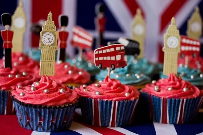 День рождения лондон. Вечеринка в стиле лондон. День рождения в стиле лондон. Торт в британском стиле. Greetings from london.