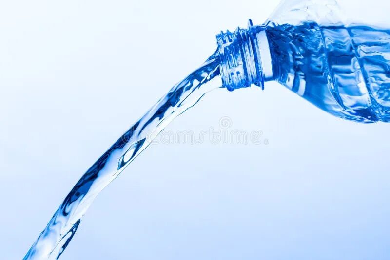 Вода льется. Вода льется в бутылку. Бутылка воды выливается. Бутылка с которой льется жидкость.