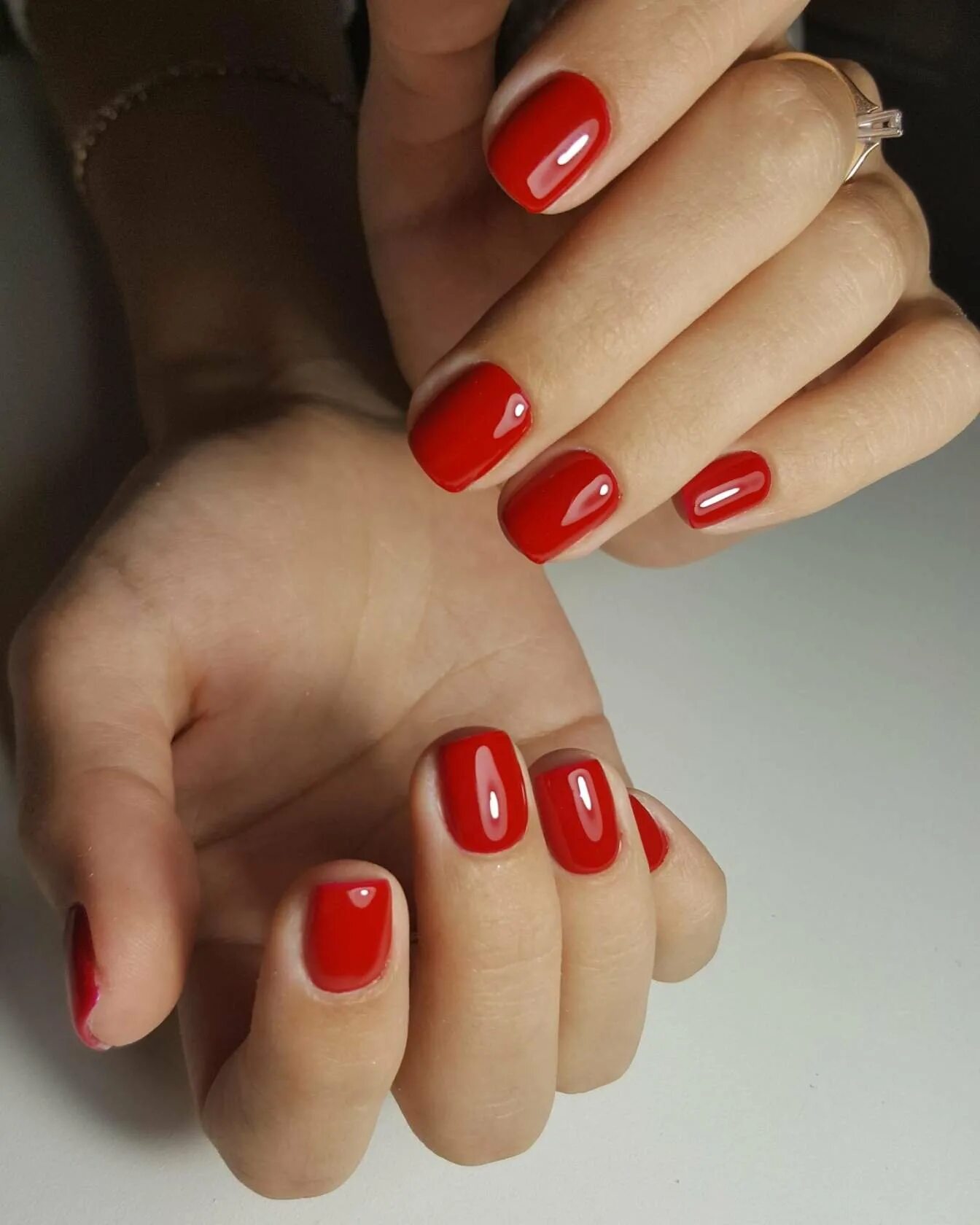 Маникюр наиочень короткие ногти красный. Короткие урвммые ногти. Очень короткий красный маникюр. Красный маникюр на короткие ногти. Маникюр на короткие ногти красный цвет.