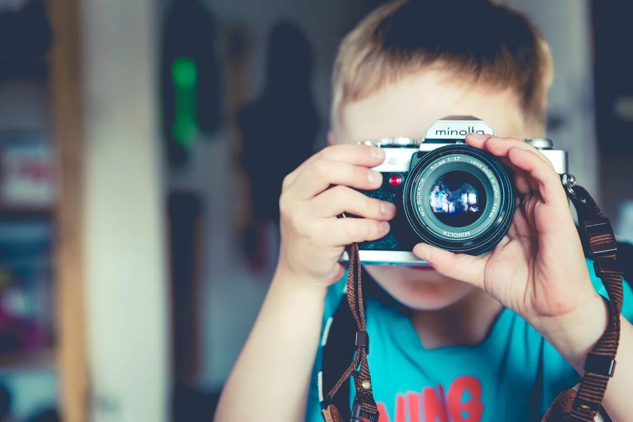 Мальчик с фотоаппаратом. Фотоаппарат для детей. Фотограф с фотоаппаратом. Девочка с фотоаппаратом. Фотоконкурс для детей