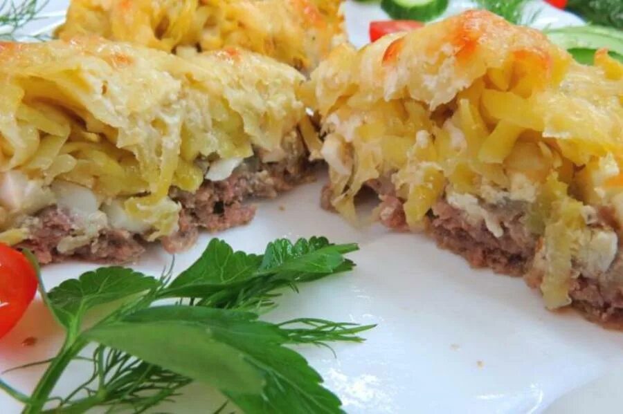 Фарш с сыром в духовке рецепты. Стожки из фарша. стожок блюдо. стожки из мясного фарша. мясные стожки из фарша в духовке.