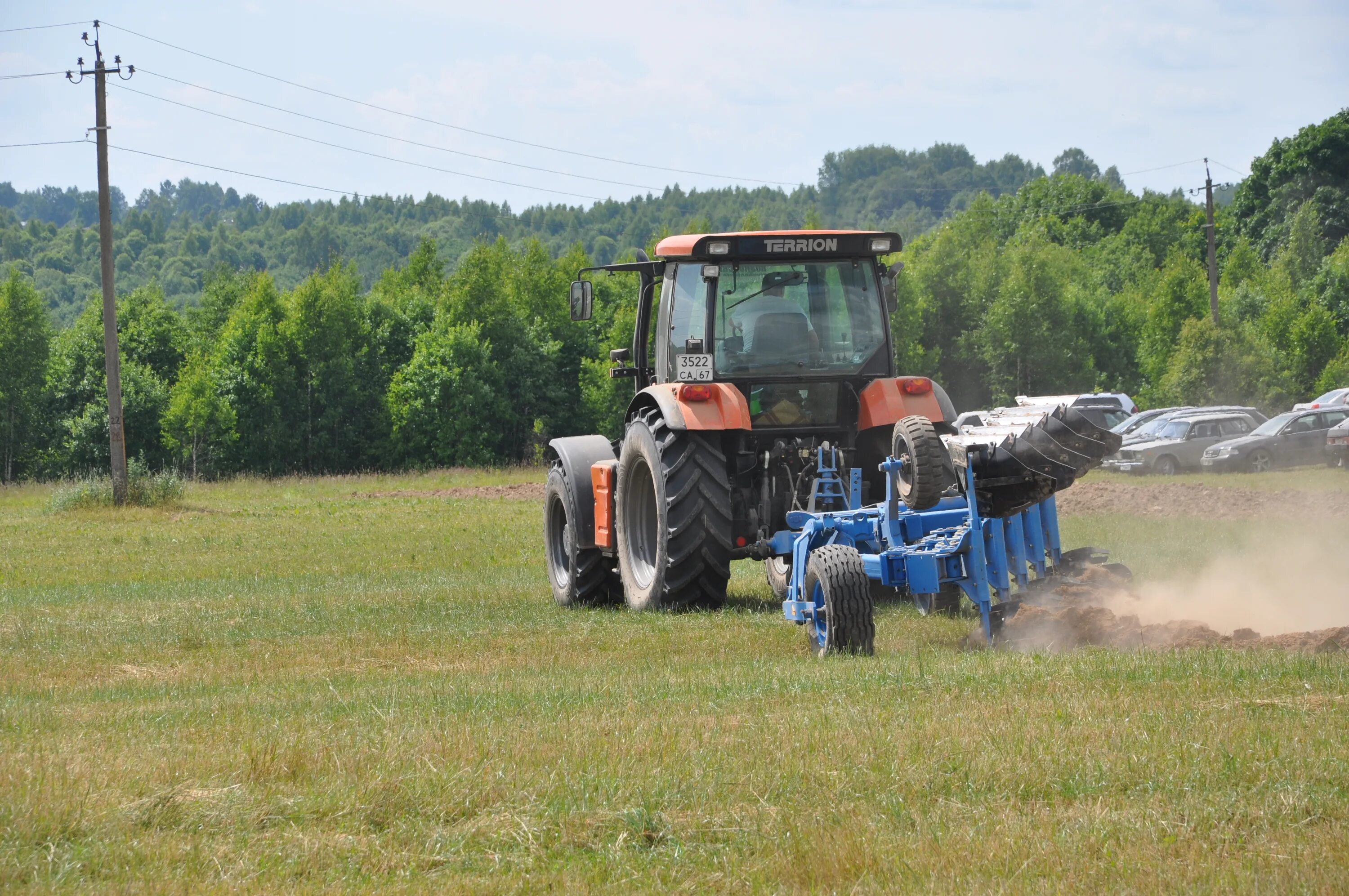 Смоленская область сельское хозяйство. Комбайн в поле. Сельхозтехника в смоленской. Рвс 2500. Поселок сельхозтехника.