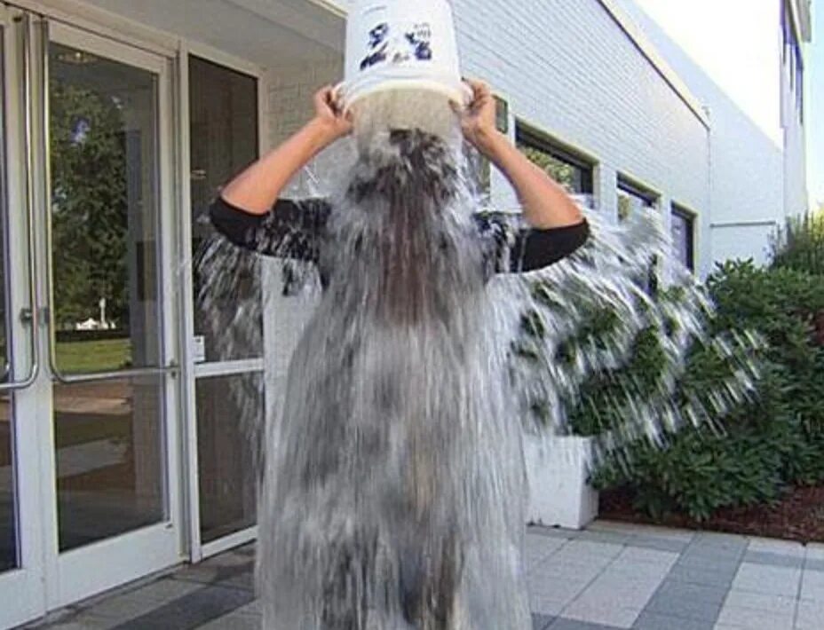 Als bucket challenge. Ice bucket challenge. ice bucket challenge девушки. ice bucket challenge +18. челлендж девочки обливаются водой.