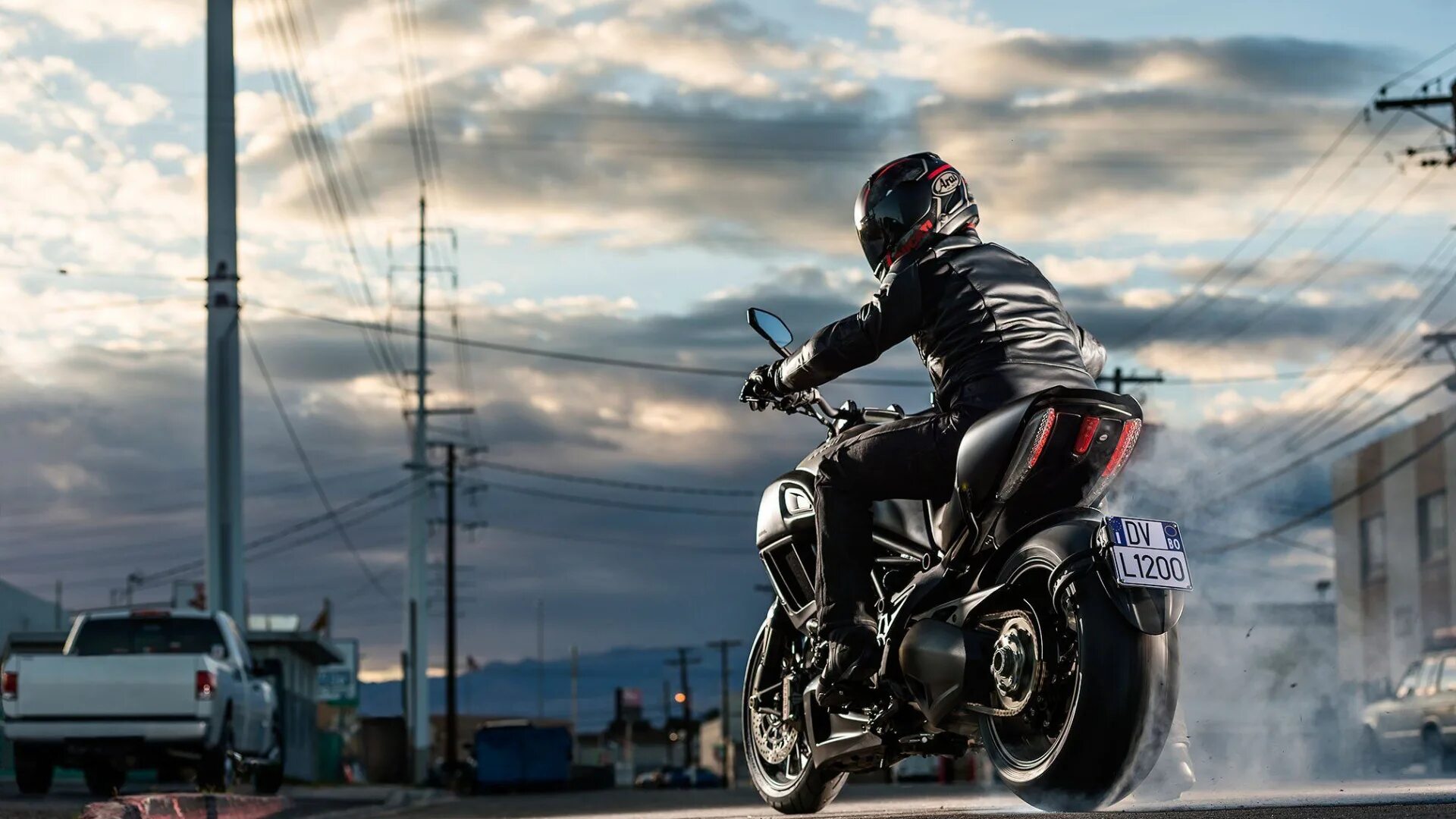 Байк фор ю. Ducati diavel с мотоциклистом. ducati diavel обои. bike ducati diavel. байкеры на дукати.