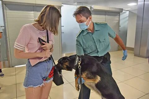 Обыскивает воровку