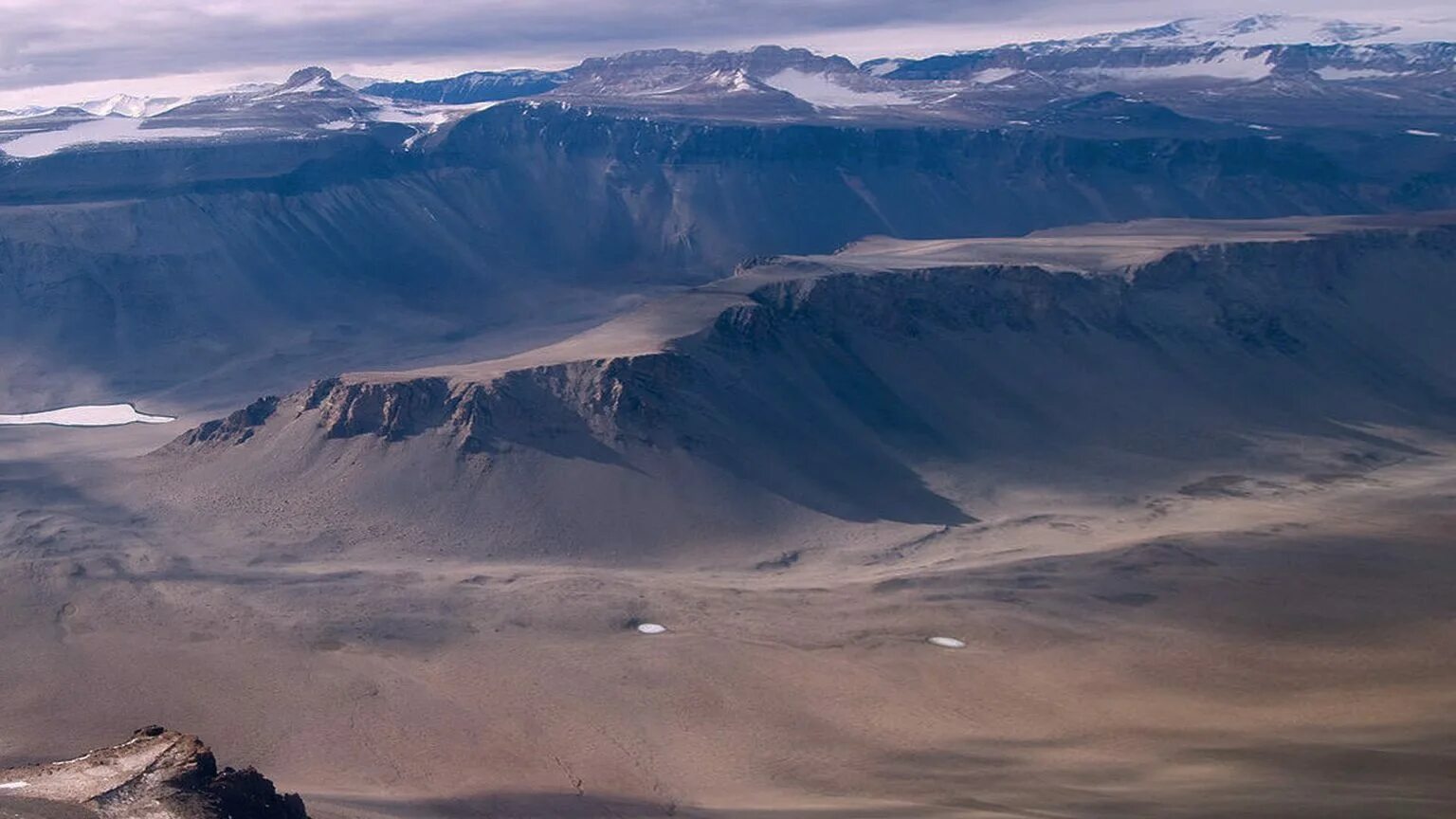 Самая сухая долина. Долина Мак Мердо в Антарктиде. Сухие Долины Мак-Мердо в Антарктиде. Пустыня Мак Мердо. Сухие Долины озеро Дон Жуан.