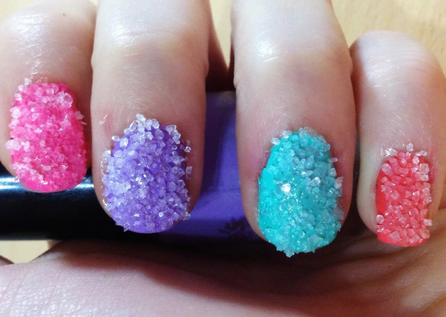 Sugar nail. светоотражающий сахарный маникюр. черный сахар на ногтях. мармелад для ногтей. сахар на ногтях.