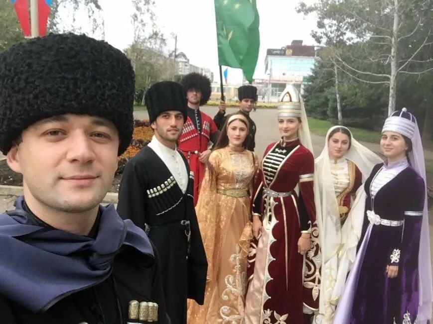 Мужчины адыгейцы. Адыгейцы майкоп. адыгейцы мужчины. черкесы национальный костюм.
