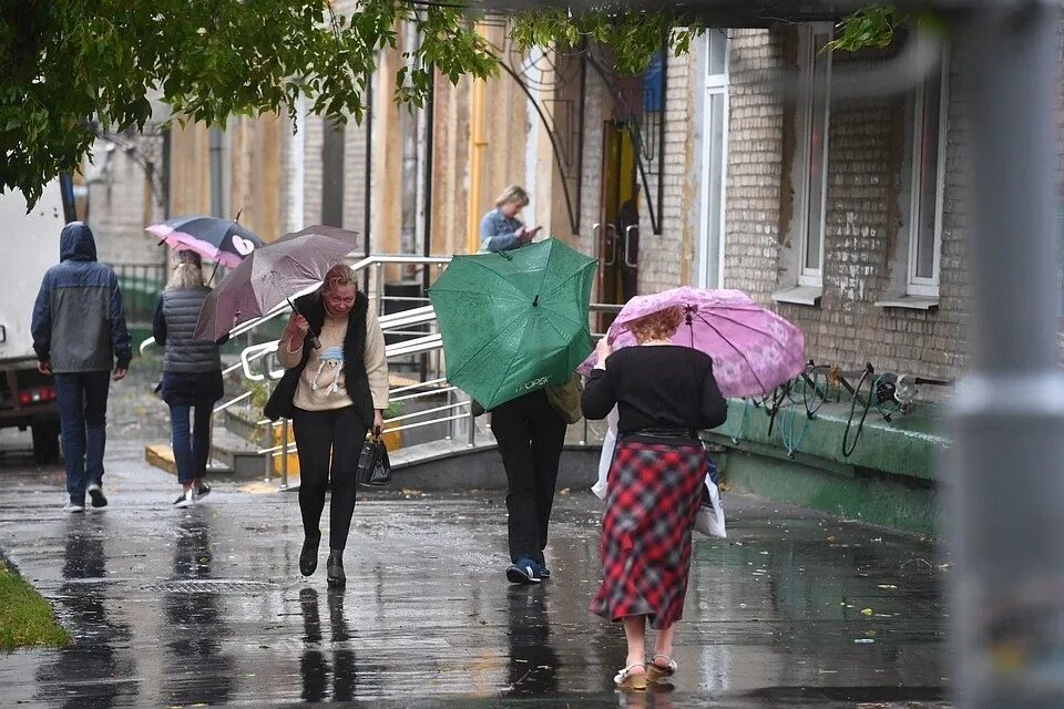 Небольшой дождь. Сильный ветер. Сильный ветер в Москве. Ужасная погода.