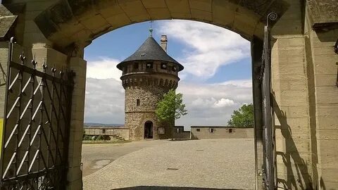 При посещении охотничьего замка туристам