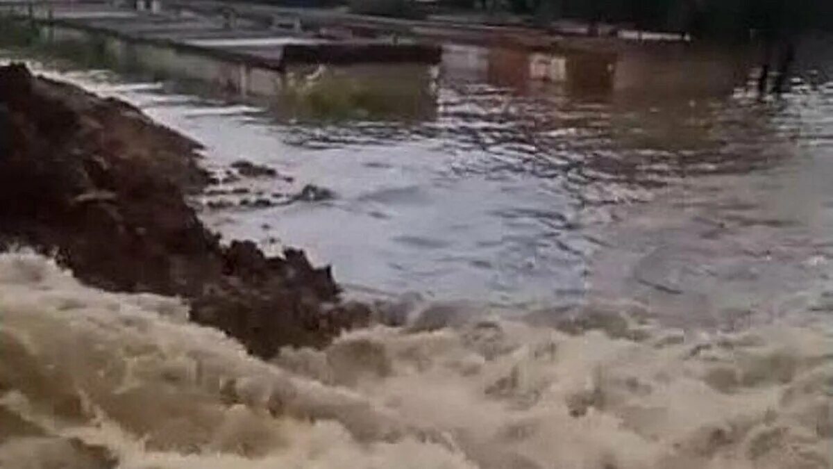 Почему прорвало дамбу в орске кто виноват. Прорыв дамбы уссурийск 12.08.2025. прорвало дамбу в уссурийске 2025 дата. уссурийск потоп 2025. наводнения в приморском крае 2025.