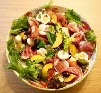 Салат с персиками и курицей