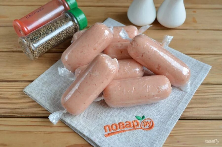 Домашние сосиски из курицы в пленке. Домашние сосиски. сосиски в пищевой пленке. куриные сосиски в пищевой пленке. сосиски домашние в пищевой пленке.