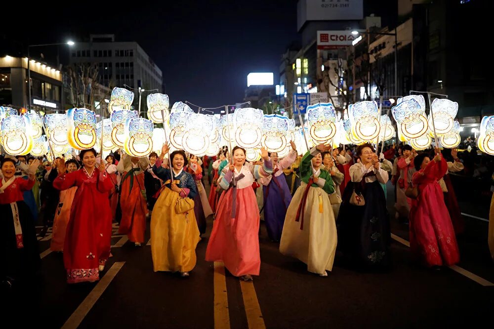 Когда празднуют новый год в корее. Соллаль корейский новый год в Южной Корее. День рождения Будды в Южной Корее. Праздник Соллаль в Южной Корее. Соллаль праздник Южная Корея традиции.