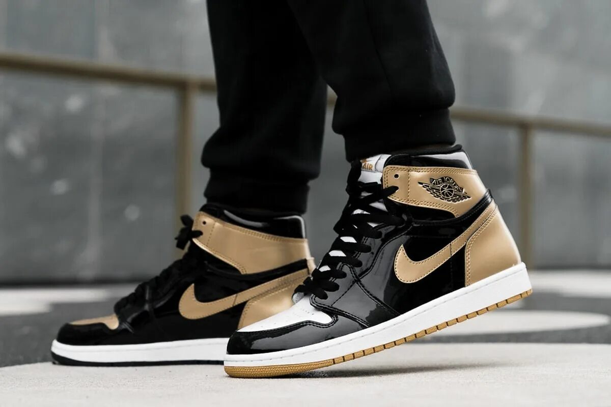 Jordan gold. Nike Air Jordan 1 Black Gold. Nike Air Jordan 1 High og Black/Gold. Nike Air Jordan 1 High Black Metallic Gold. Найк АИР джорданы Голд.