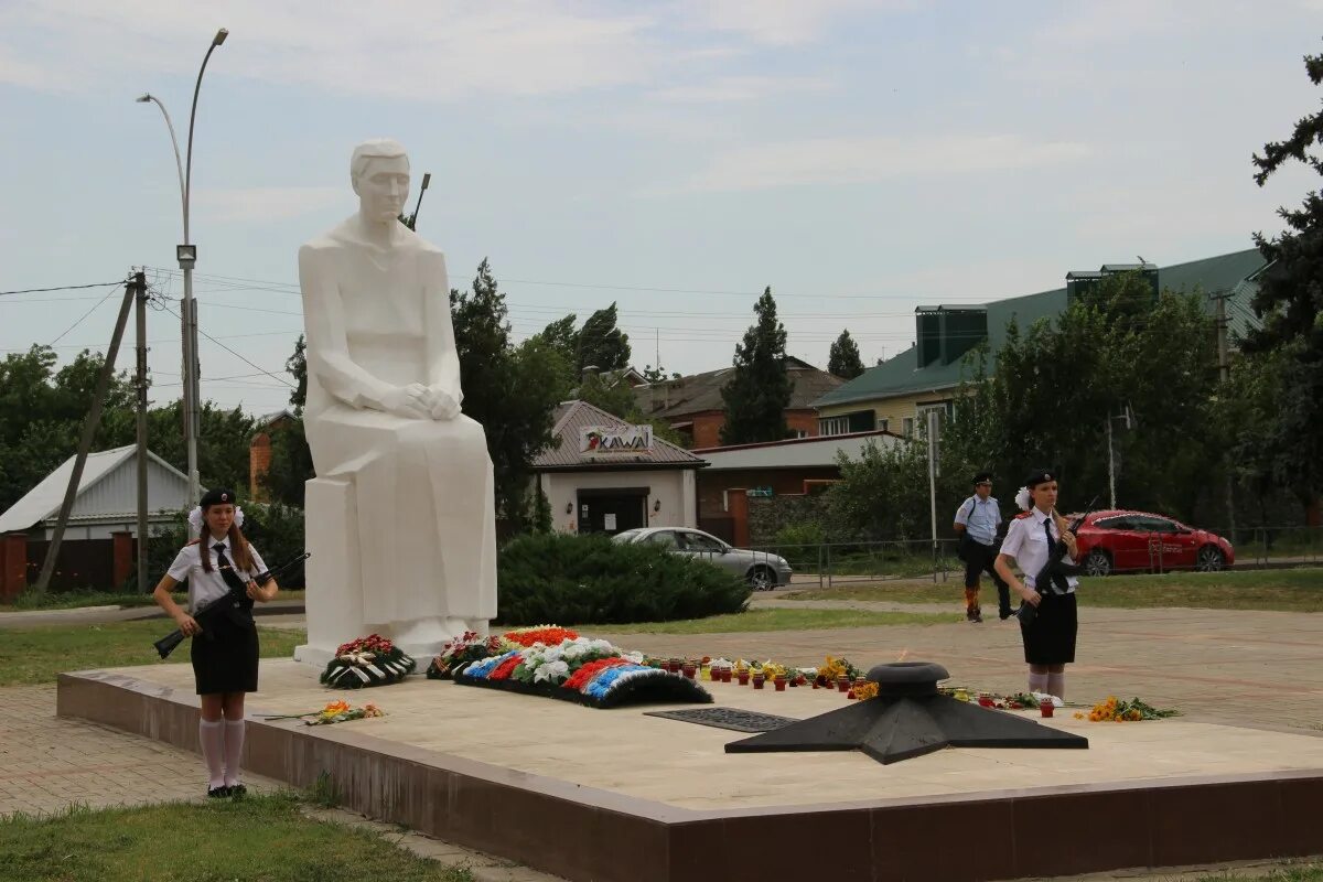 Мемориал Динская. Мемориалы Динского района. Динская станица Краснодарский край мемориал. Станица Динская достопримечательности. Краснодарский край динской район украинское