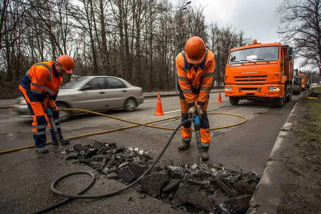 Ямочный ремонт москва. Дорожные работы. Дорожный рабочий. Дорожные ремонтные работы. Демонтаж асфальтового покрытия.