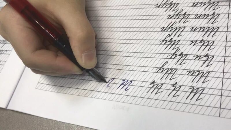 Можно исправить почерк. Коррекция почерка. умышленное изменение почерка. улучшение почерка. исправляем плохой почерк.