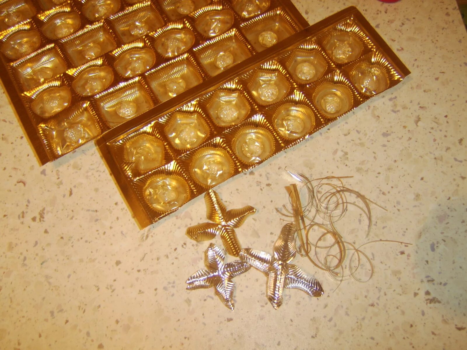 Ноутбук из конфет. Поделка из коробки конфет. Шкатулка из коробки из под конфет. Поделка из коробки из под конфет. Что можно сделать из под коробки конфет.