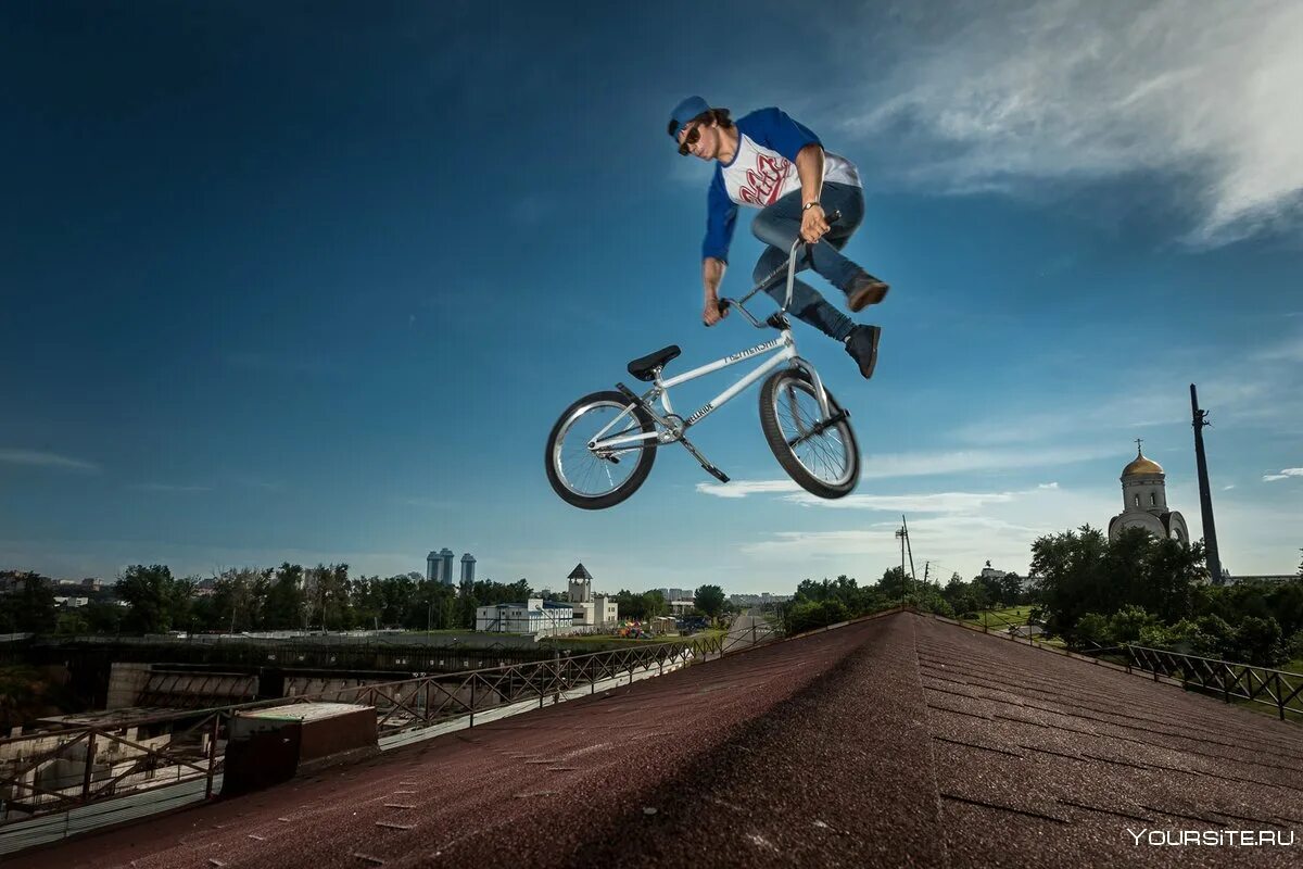 Велик для трюков. Бмх Лорак Джампер 350. Трюки на велосипеде. BMX трюки. Велосипедист BMX.