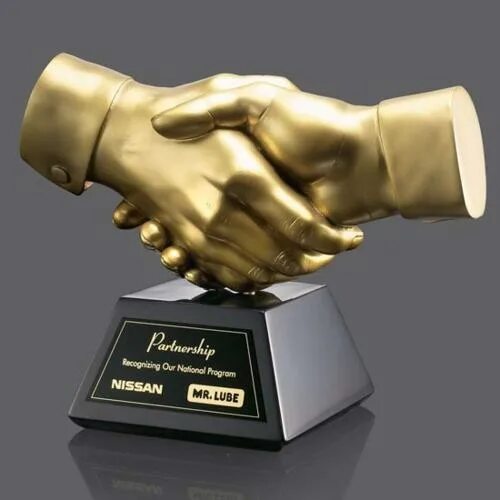 Сильные золотые руки. Рукопожатие скульптура. Золотое рукопожатие. Подарок статуэтка рукопожатие. Статуэтка сотрудничество.