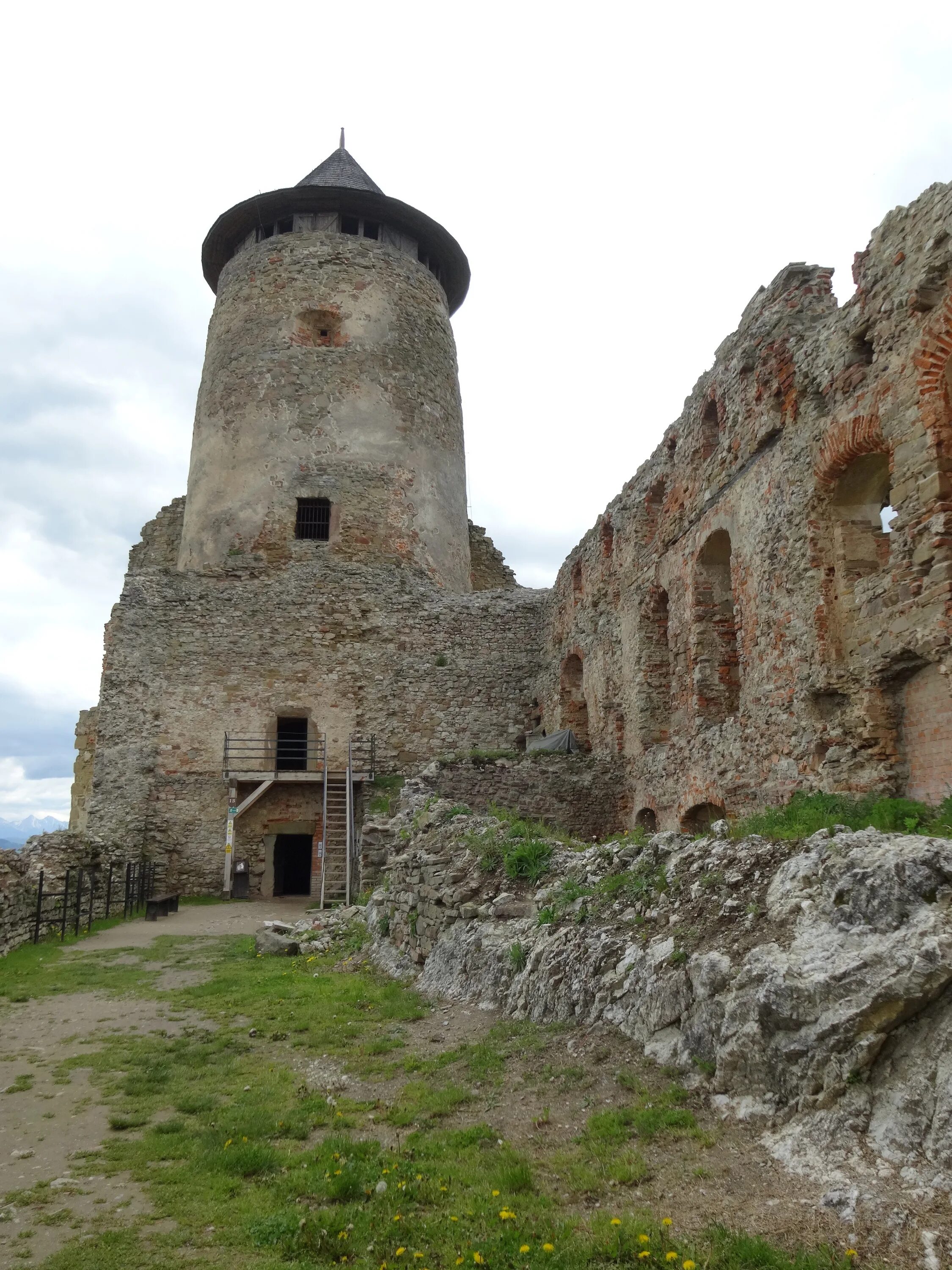 Village крепость. Древний замок в Словакии. Средневековая Словакия. Село Джули башня. Деревня крепость.