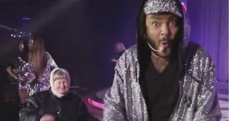 Бабушка из сыктывкара на концерте. Бабушка на концерте. Дискобпбушка и киркоров. Бабушка из сыктывкара на концерте. Коми бабушки.