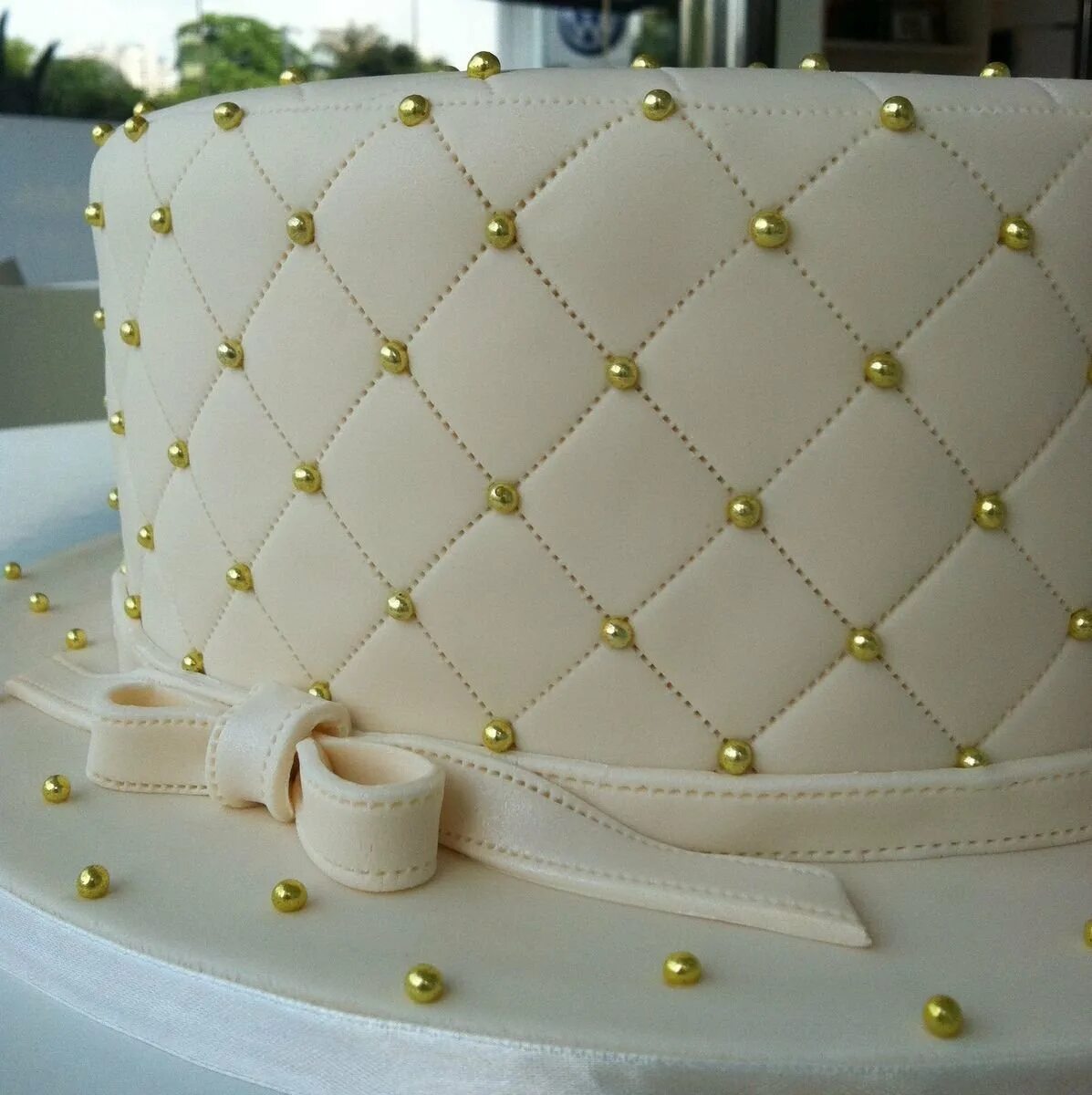 Украшение торта посыпкой бусины. Украшение торта бусинками. Декор торта бусинками. Как украсить торт бусинками. Кремовый торт с бусинками.