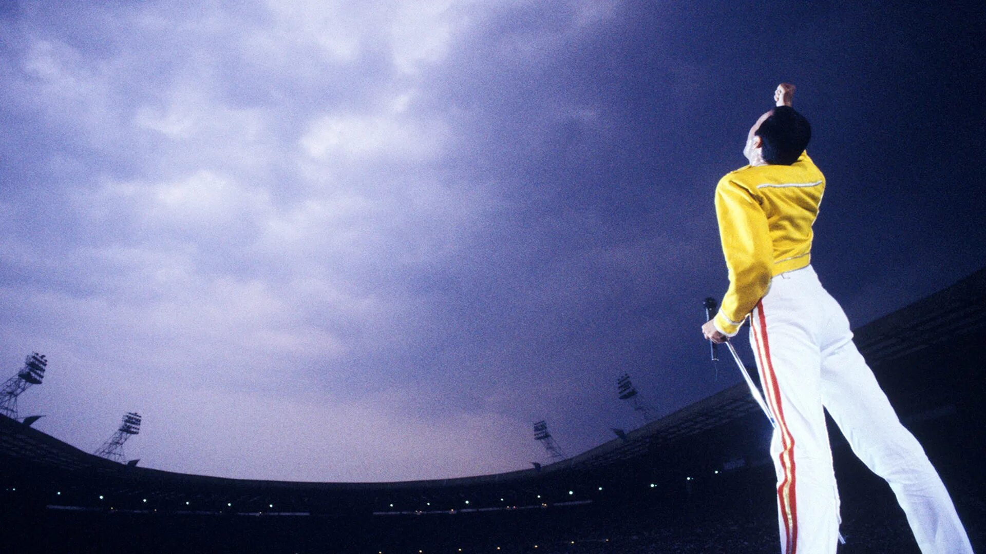 Фредди стадион уэмбли. Фредди Меркьюри Wembley 1986. Фредди Меркьюри на стадионе Уэмбли. Фредди Меркьюри стадион Уэмбли 1986.