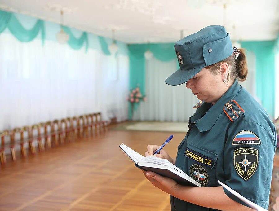 Проверка в школе. Проверяющий в школе. Комиссия в школе проверка. Проверка школьных заведений.