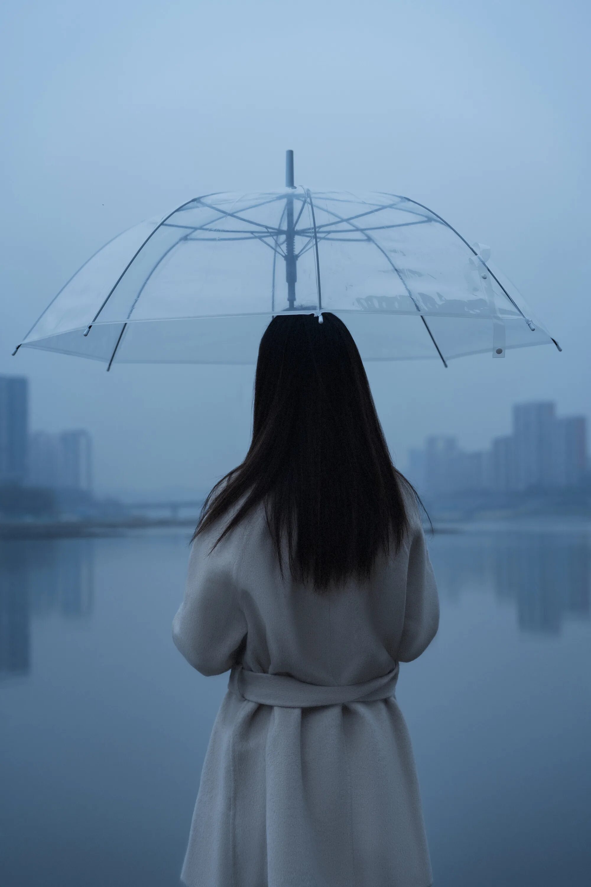 Жизнь женщины в одиночестве. Одинокая девушка. Девушка дождь. Одинокая девушка под дождем. Одинокая грустная девушка.
