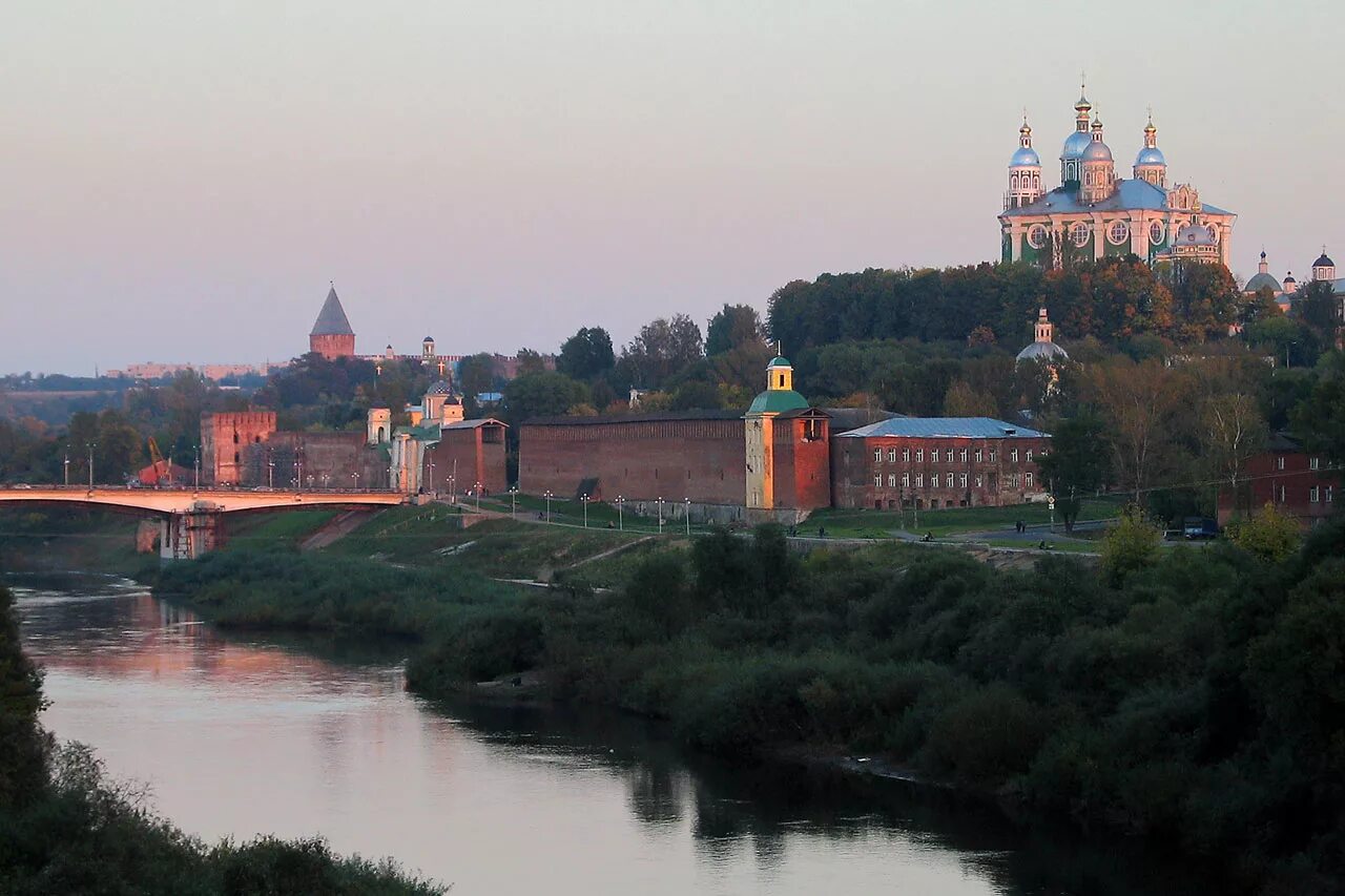 смоленск расположен на берегу реки. областные города смоленска. река зуша новосиль. ярцево речка. набережная реки днепр смоленск.