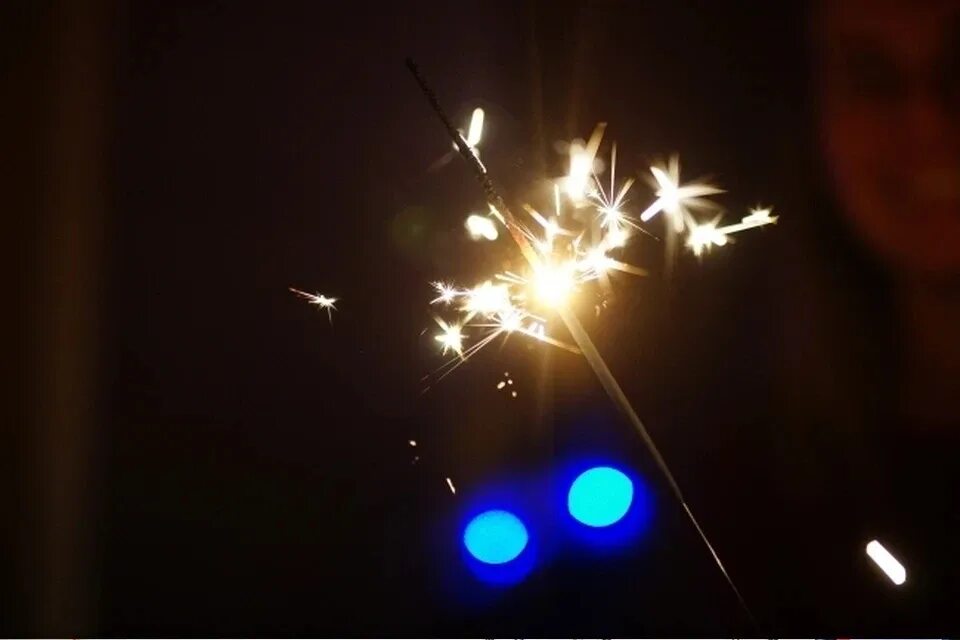 Бенгальские огни. Как зажечь бенгальские огни спичками. Свечи бенгальские огни. Как зажечь бенгальские огни спичками. Длинные бенгальские огни.