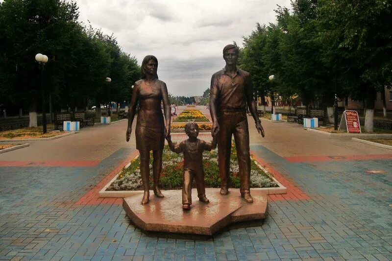 Йошкар-ола памятники. Йошкар ола памятник маме. Памятник на бульваре в йошкар-оле. Семья йошкар ола. Памятник семье йошкар-ола.