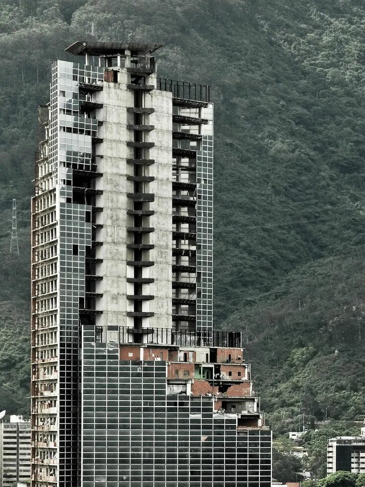 Заброшенный небоскреб. Каракас небоскреб Давида. Башня Давида Венесуэла. Башня Давида в Каракасе 2022. Венесуэла заброшенный небоскреб.
