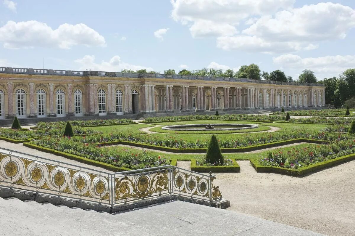 Трианон версаль. Большой Трианон (мраморный Трианон). Дворец большой Трианон. Большой Трианон в Версале. Большой Трианон сады и парк Версаля.