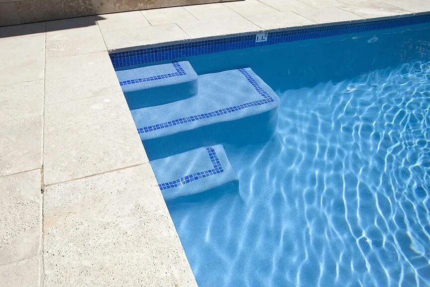 Поручень для спуска в бассейн. Лестница aquaviva muro mu-515. Лестница для бассейна. Ступени в бассейн. Лестница emaux standard на бассейне.